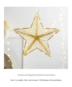 Dettaglio stella di Natale in filo dorato con luci LED per decorazione festiva