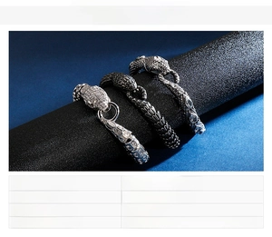 Makroaufnahme der Schlangenarmbänder aus Edelstahl mit Zirkonia-Augen und Schuppenmuster