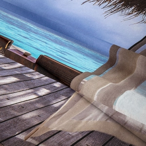 Détail de l'impression de plage tropicale sur tissu de qualité avec bordures finement cousues