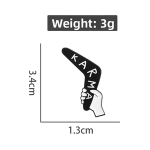 Détail du pin's émaillé Karma en forme de boomerang, mesurant 3,4 cm par 1,3 cm