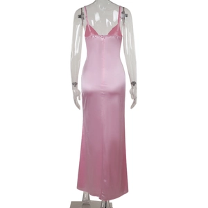 Vue détaillée du dos d'une robe en satin rose avec fermeture éclair pour un ajustement élégant