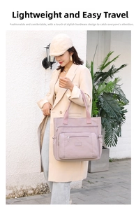 Vue détaillée du sac fourre-tout en nylon rose avec poches zippées et logo SUOYATE