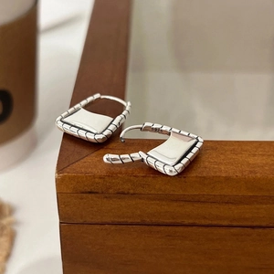 Elegant 925 sterling silver vintage handbag-style geometric earrings on dark wood