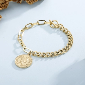 Détail du bracelet chaîne dorée avec pendentif pièce Elizabeth II et fermoir à bascule OT