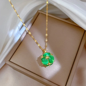 Elegante Halskette aus goldfarbenem Titanstahl mit grünem Katzenaugenstein auf Seide