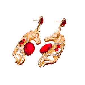 Boucles d'oreilles tête de cheval dorées avec pierres rouges et strass scintillants