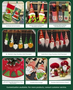 Vues multiples de chaussettes de Noël Grinch tricotées et de jupes de sapin festives
