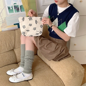 Foto de estilo de vida de una modelo con un neceser de jacquard con mariposas