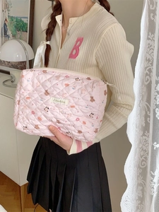 Trousse à maquillage rose matelassée avec oursons et fermeture éclair, tenue à la main