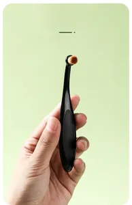 Détail de la brosse pour yeux d'animaux avec manche ergonomique et poils synthétiques