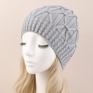 Graue Strickmütze mit Rautenmuster für Damen und Herren im Winter-Style