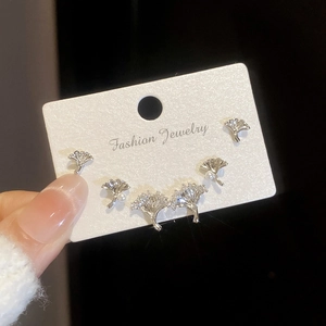 Détail de boucles d'oreilles feuilles de ginkgo en argent avec perles et oxydes de zirconium
