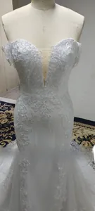 Gros plan exquis de la broderie en dentelle et du décolleté en V de la robe de mariée sirène