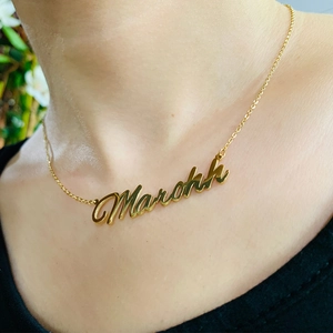 Collier prénom personnalisé en or avec pendentif Marohh en écriture cursive fine