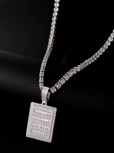 Dettaglio della collana tennis argento con pendente quadrato in zirconi cubici