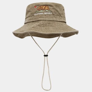 Détail de la broderie de l'ours California Republic et du cordon réglable du chapeau