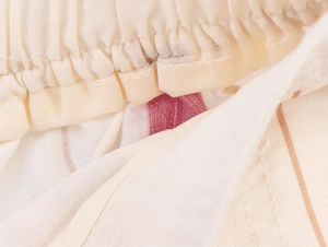 Détail de la couture de la taille élastique sur pantalon en tricot à rayures