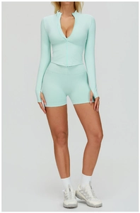 Détail de l'ensemble de yoga côtelé vert menthe avec veste zippée et short à taille haute