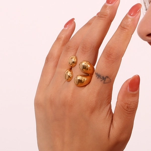 Détail d'une bague ouverte en acier inoxydable doré 18K avec motif goutte d'eau fluide