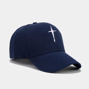 Détail d'une casquette de baseball en coton bleu marine avec broderie blanche et coutures