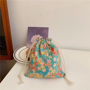 Sacchetto giapponese in cotone blu con coulisse e motivi di fiori di ciliegio e farfalle