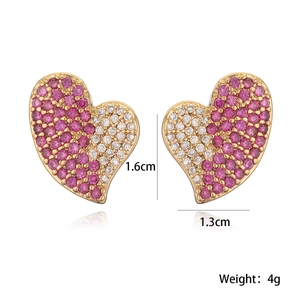 Détail des boucles d'oreilles cœur en or 18K avec zircons roses et dimensions précises