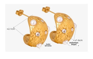 Dettaglio orecchini a C dorati con perla sintetica, strass, misura 2,1 cm
