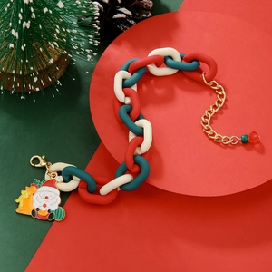 Gros plan détaillé du bracelet de Noël à maillons en plastique avec pendentifs