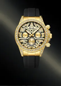 Détail d'une montre de luxe pour homme dorée avec cadran serti et bracelet en silicone