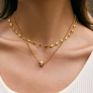 Collier double rang plaqué or 18K avec maillons cœurs et pendentif gemme rose élégant