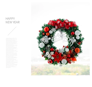 Détail d'une couronne de Noël avec des nœuds en soie rouge et des pommes de pin naturelles