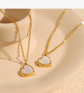 Gros plan du collier pendentif cœur avec gravure 520 et finition dorée en acier titane