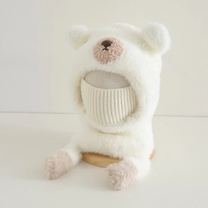 Détail du bonnet ours en peluche blanc avec polaire épaisse et masque tricoté enfant