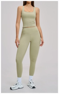 Gros plan sur la texture du tissu vert sauge de l'ensemble brassière et legging taille haute