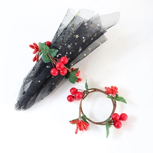Anello portatovagliolo natalizio con bacche rosse e foglie su tulle nero stellato