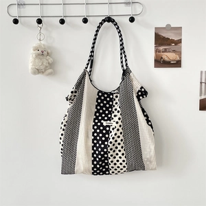 Détail du cabas en toile à pois français avec motifs contrastés et étiquette tissée