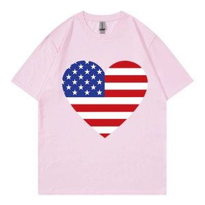 T-shirt rose à col rond avec motif drapeau américain en forme de coeur