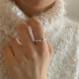 Close-up of minimalist S925 sterling silver hollow heart ring on model's finger