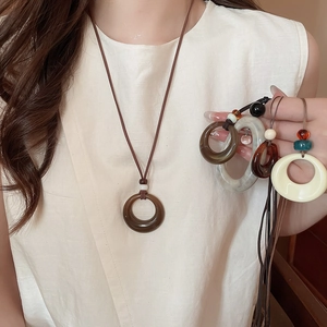 Détails des pendentifs ronds en acrylique marbré avec cordon de collier rustique rétro