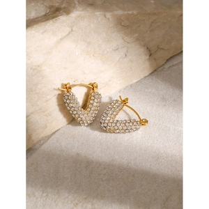 Boucles d'oreilles cœur en acier plaqué or 18k avec strass blancs sur fond de pierre