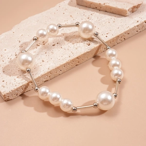 Collier vintage à trois rangs de perles d'imitation et de perles argentées sur pierre