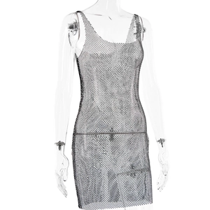 Détail de la robe sexy en maille strass argentée avec une texture scintillante ajourée