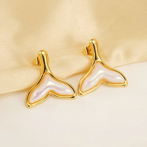 Boucles d'oreilles queue de sirène dorées avec incrustation de nacre sur fond satin