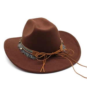 Détail du chapeau de cowboy en feutre café avec bande tissée et glands en cuir