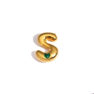 Vue détaillée du pendentif lettre S dorée avec incrustation d'une pierre coeur verte