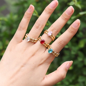 Ensemble de bagues dorées avec zircons ovales colorés et anneau à texture bulles