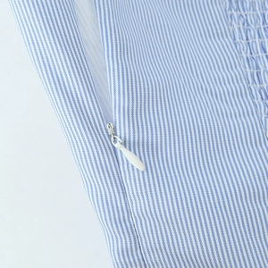 Abito corto a righe blu e bianche con scollatura posteriore e cerniera invisibile
