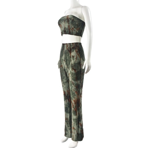 Dettaglio del crop top e pantaloni larghi tie-dye verde scuro e ruggine su un manichino