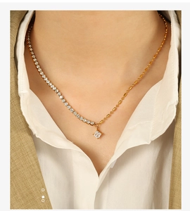 Détail du collier en cristal doré avec un pendentif carré sur un mannequin