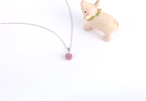 Nahaufnahme der S925 Silberkette mit einem rosa kristallbesetzten Diskokugel-Anhänger